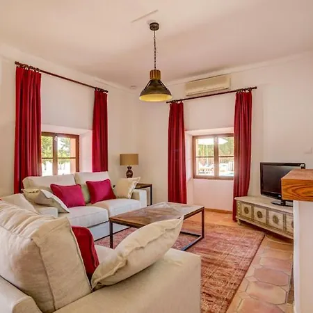 Sleeps 8 With Pool Air Con And Wifi Pollença