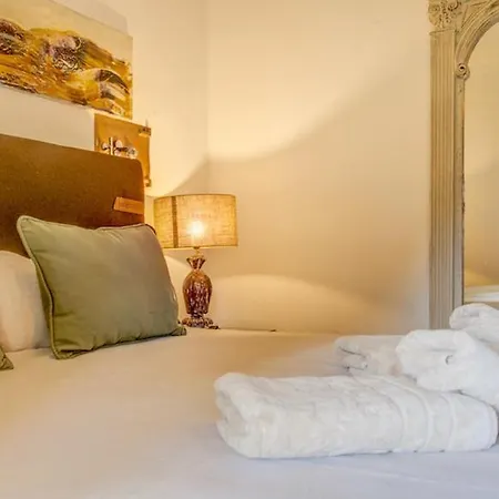 Sleeps 8 With Pool Air Con And Wifi Villa