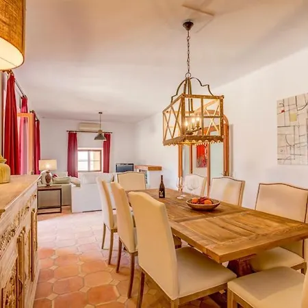 Villa Sleeps 8 With Pool Air Con And Wifi