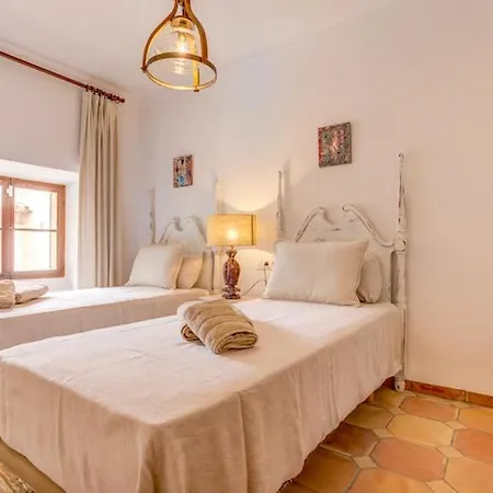 Sleeps 8 With Pool Air Con And Wifi *