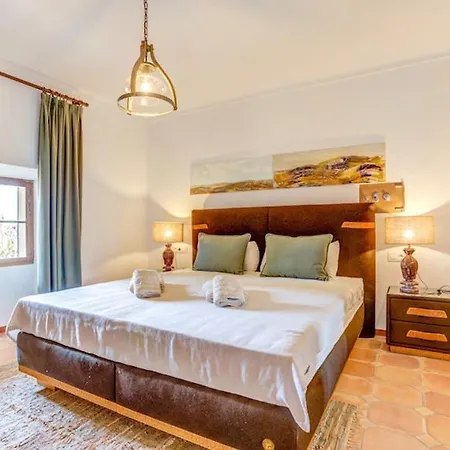 Villa Sleeps 8 With Pool Air Con And Wifi *