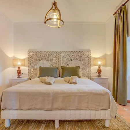 Sleeps 8 With Pool Air Con And Wifi Villa